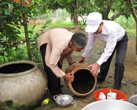 Để loại bỏ nơi sinh sản của muỗi cần đậy kín các dụng cụ chứa nước mưa, nước sinh hoạt, thường xuyên thay nước bình hoa để muỗi không vào đẻ trứng.